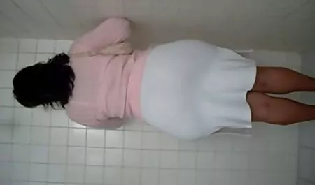 蒙上眼睛的金发女郎很好地性交