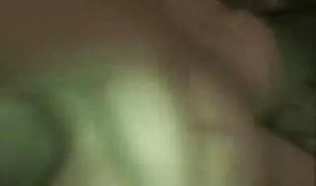 Lizz Tyler给予头部并获得大射精