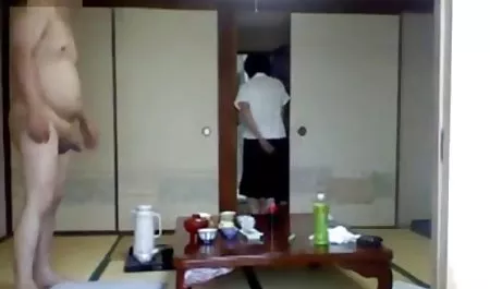 兄弟被抓到了他姐姐的内裤